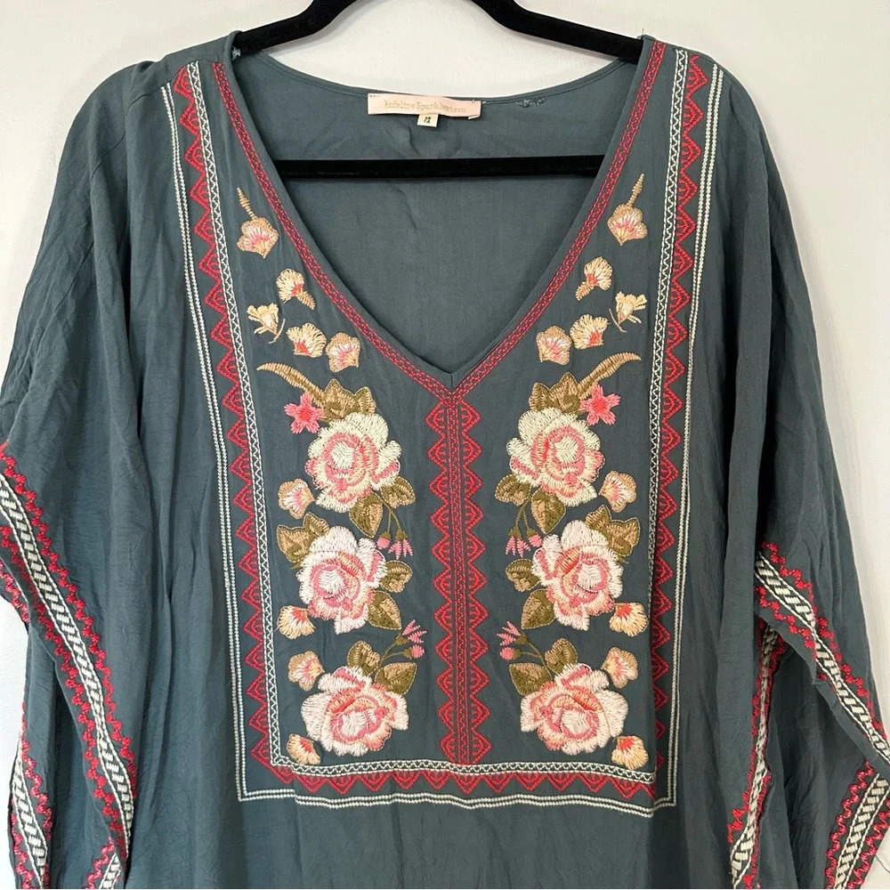 Madeline Sparklestein Women’s Flowy Short Sleeve VNeck Embroidered Top Sz 1X GUC - Picture 3 of 9